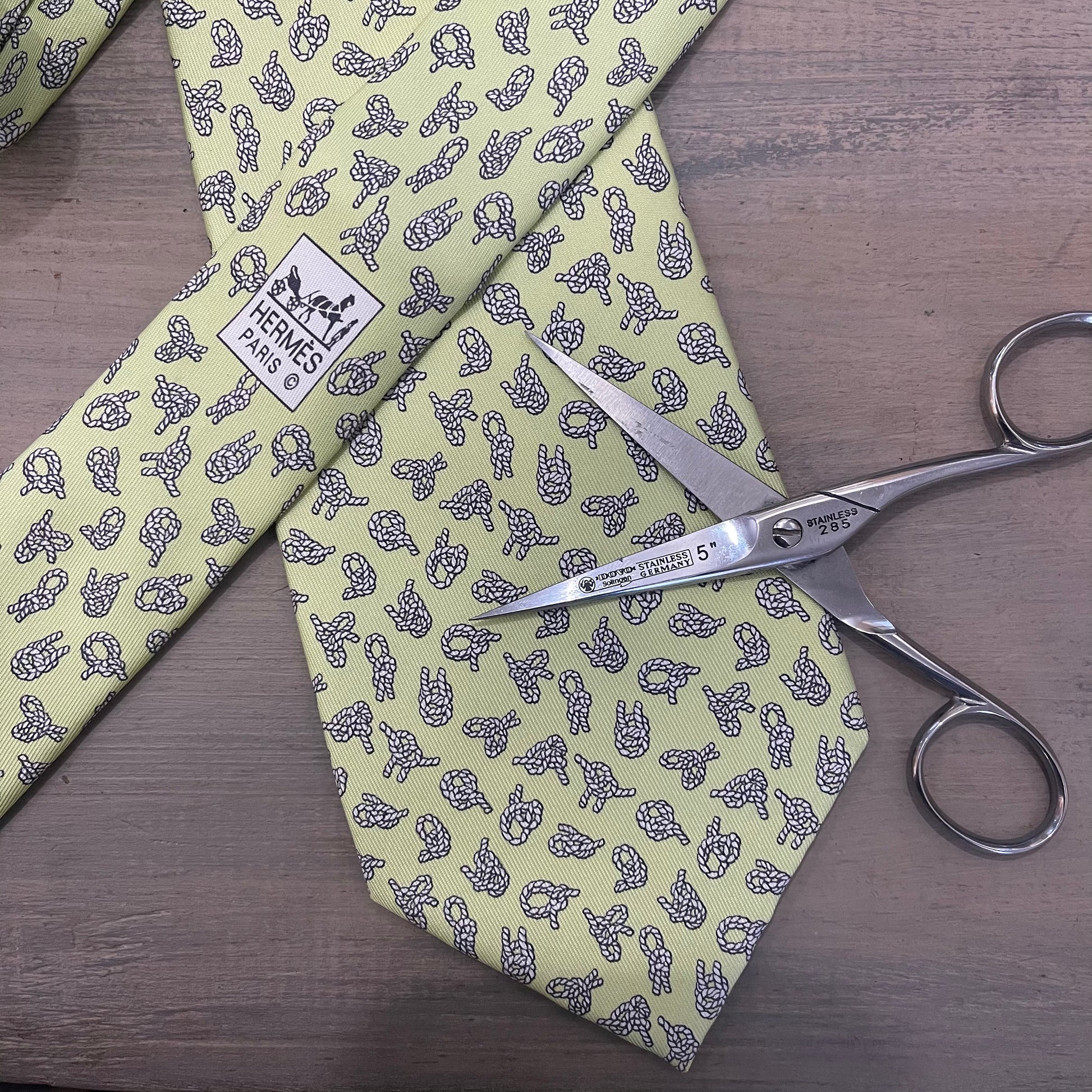 Green Nautical Knot Pattern